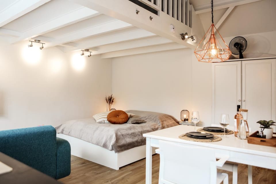Bed, Dining area