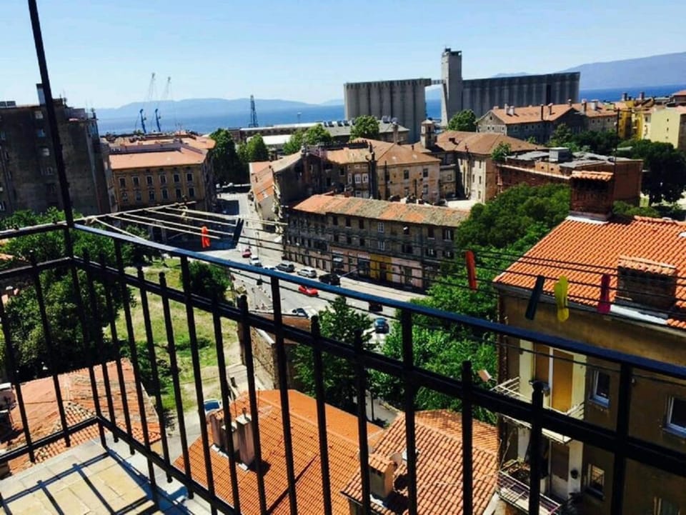 Property building, Neighbourhood, Balcony/Terrace, City view, Sea view, Street view, Location