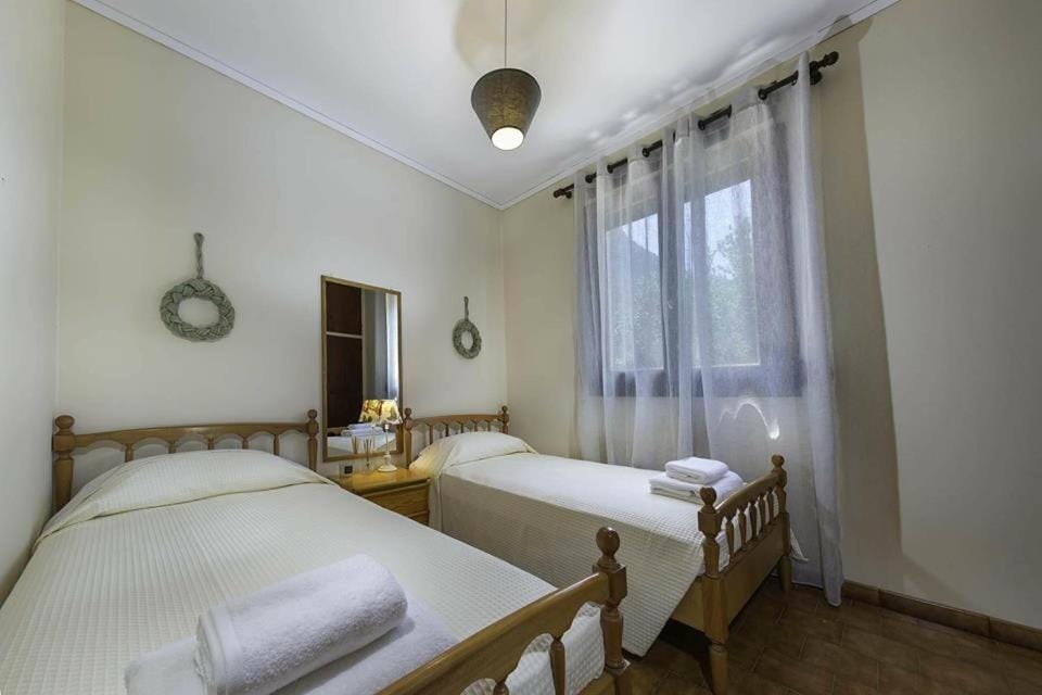 Bed, Bedroom, Garden view
