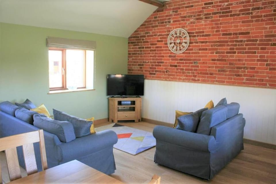 TV and multimedia, Living room, Seating area, Evening entertainment