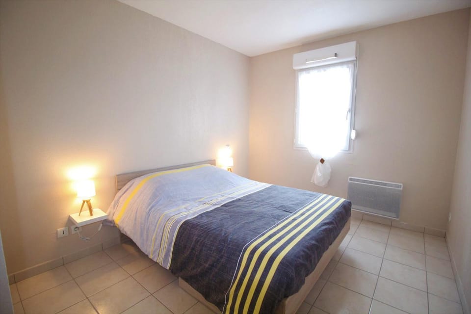 Bed, Night, Photo of the whole room, Bedroom, On site, cot