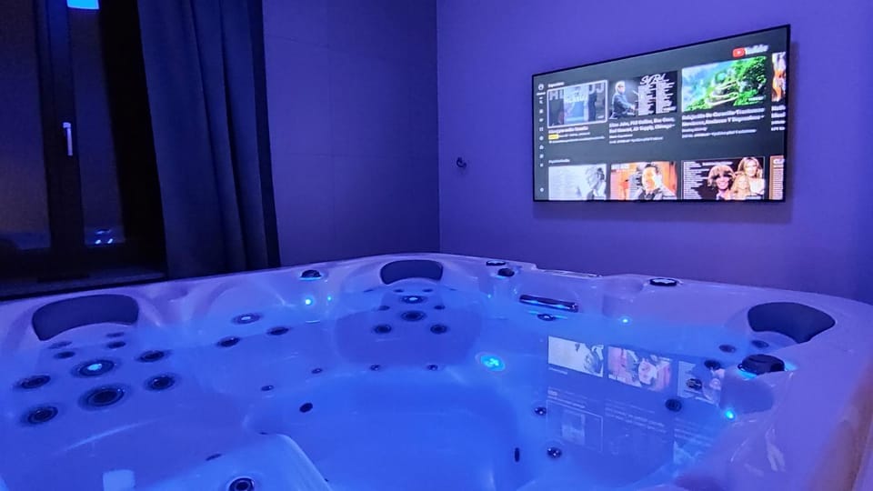 Hot Tub, TV and multimedia, Bath