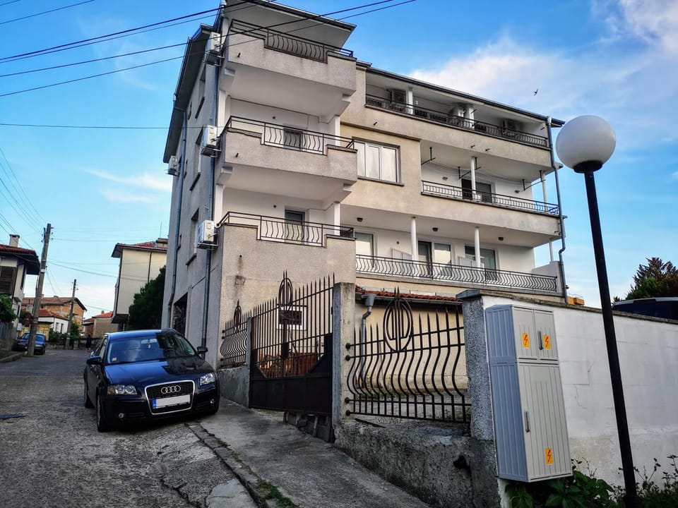 Facade/entrance
