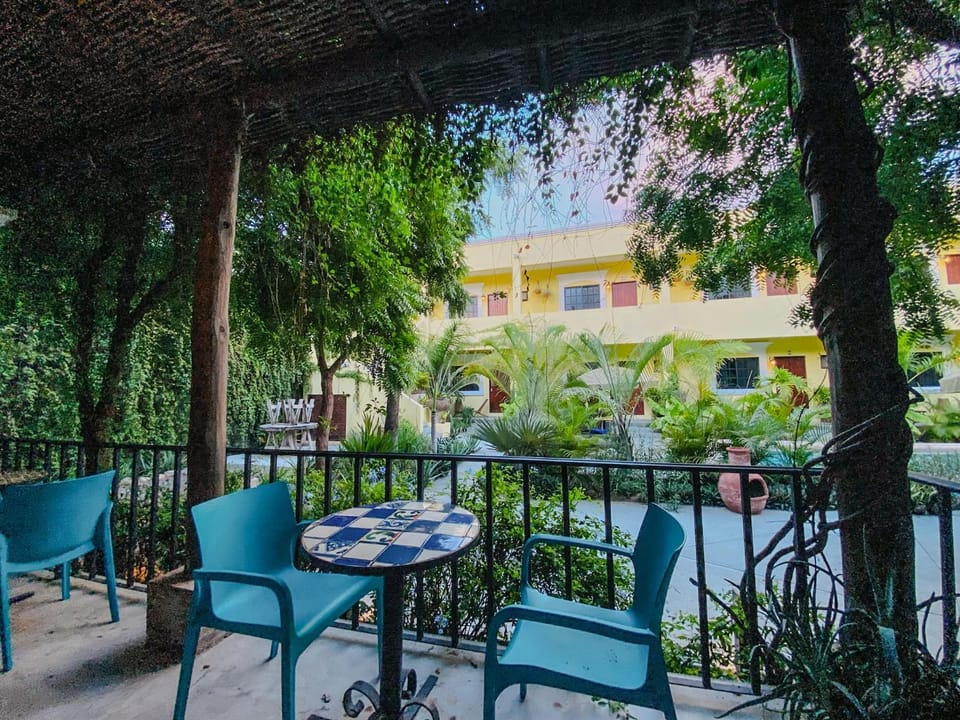Property building, Patio, Day, Garden, Balcony/Terrace, Garden view