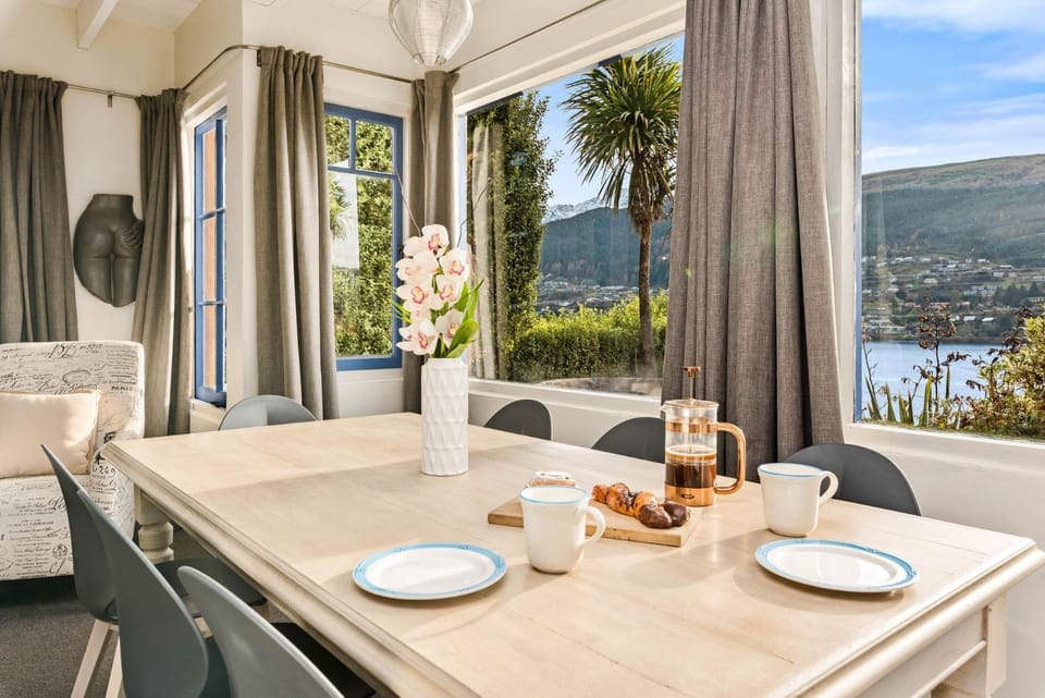 Sunny Lakeview Villa House in Queenstown
