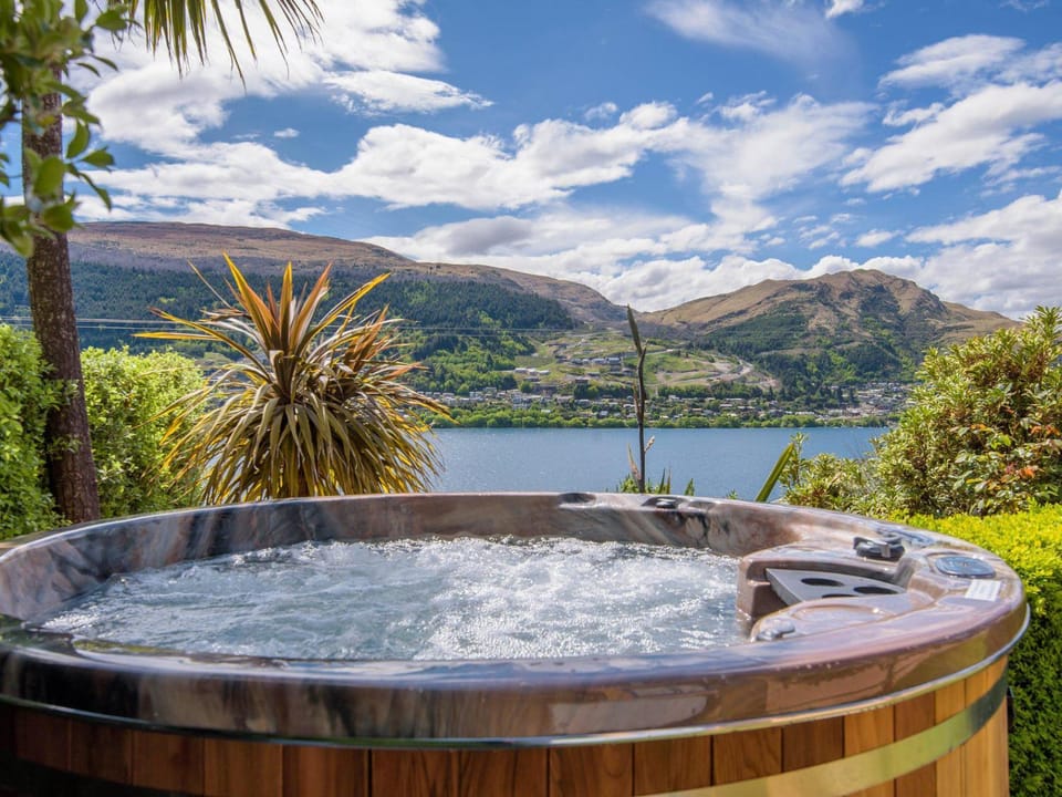 Sunny Lakeview Villa House in Queenstown