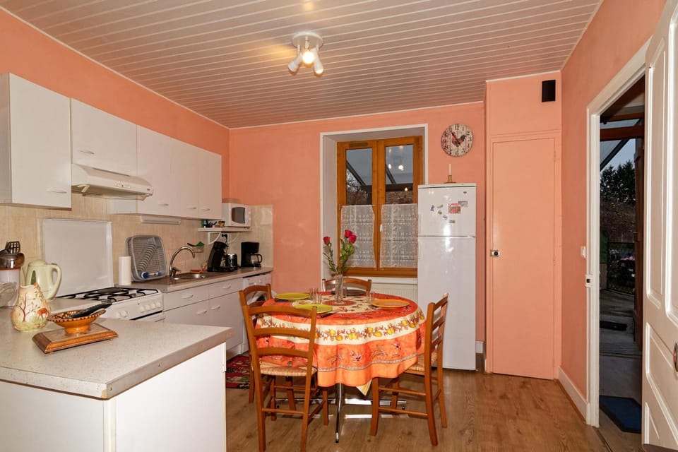 Kitchen or kitchenette, Dining area, pet friendly, stove, toaster