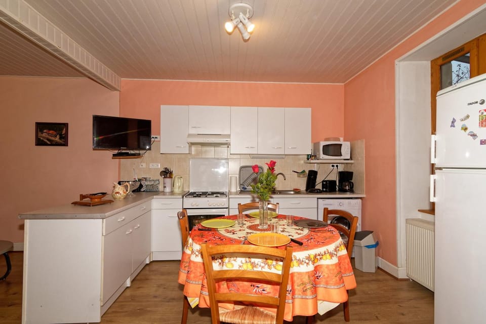 Coffee/tea facilities, Kitchen or kitchenette, Living room, Seating area, Dining area, pet friendly, stove, toaster