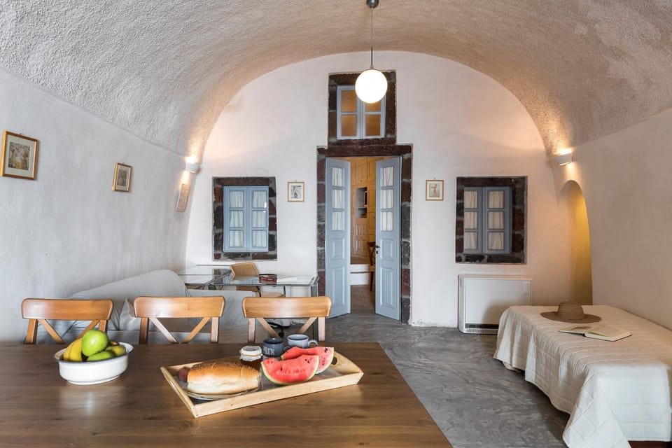 Bed, Living room, Seating area, Dining area