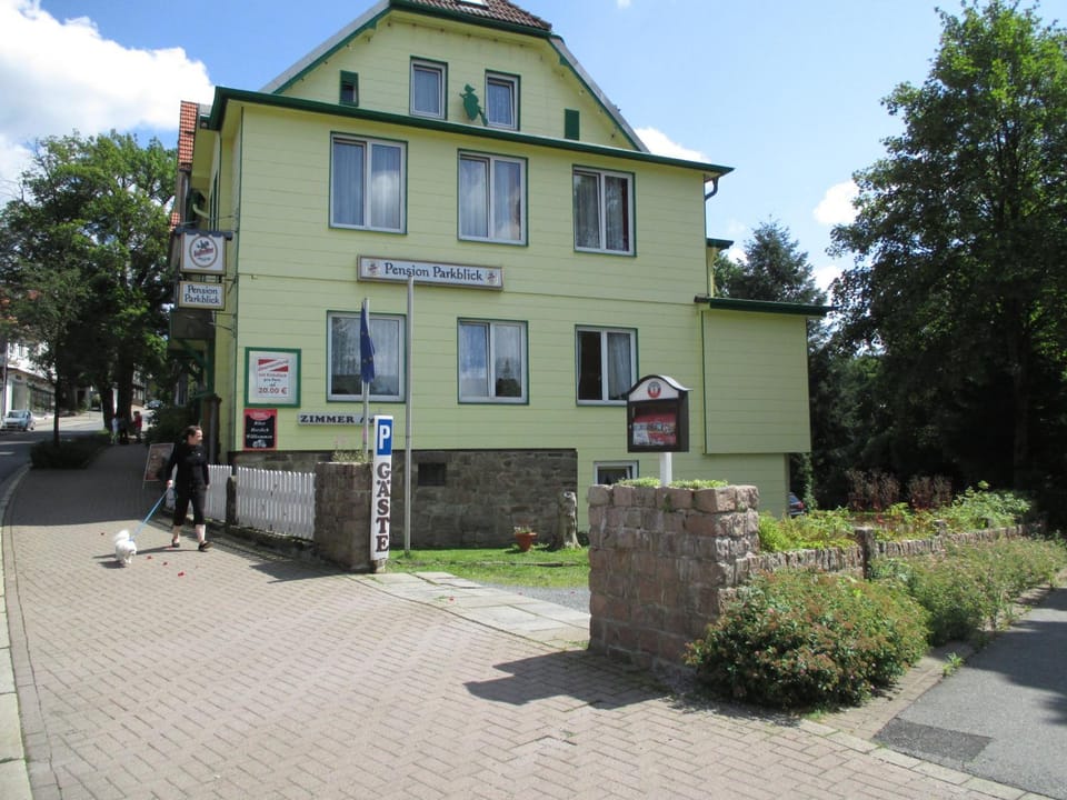 Facade/entrance