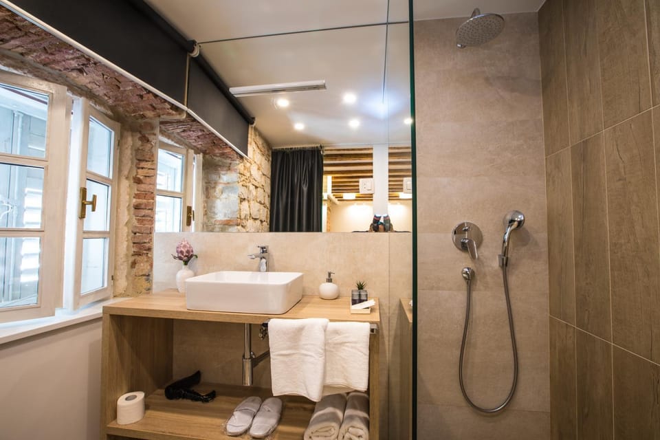 Shower, Toilet, Bathroom, towels