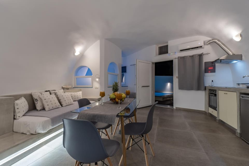 Kitchen or kitchenette, Living room, Dining area