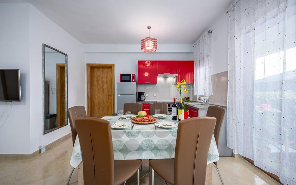 Property building, Kitchen or kitchenette, Dining area