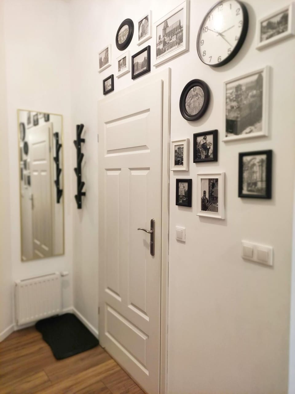 Photo of the whole room, Decorative detail