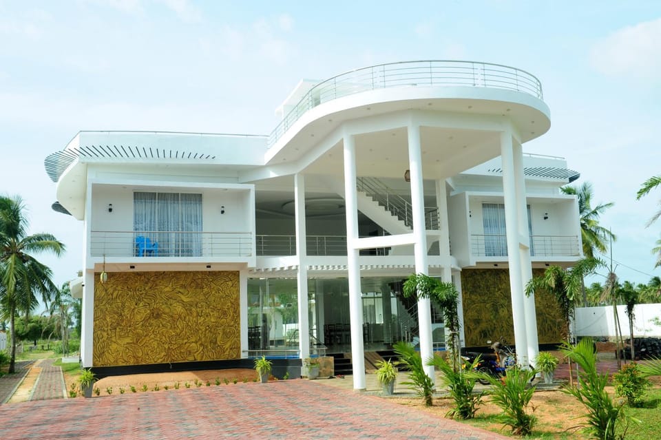 Property building, Facade/entrance, Garden, Decorative detail