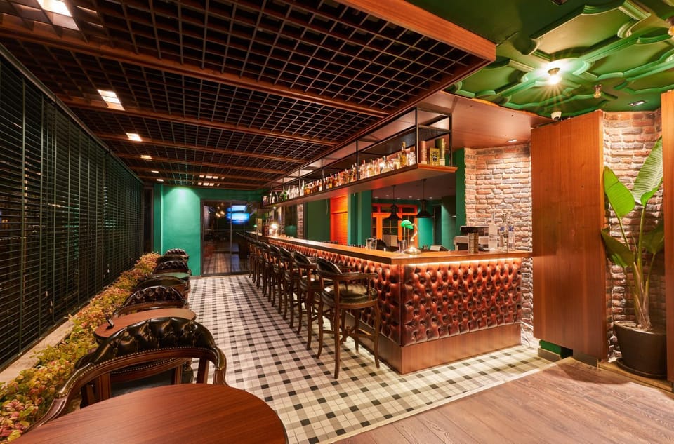 Restaurant/places to eat, Lounge or bar