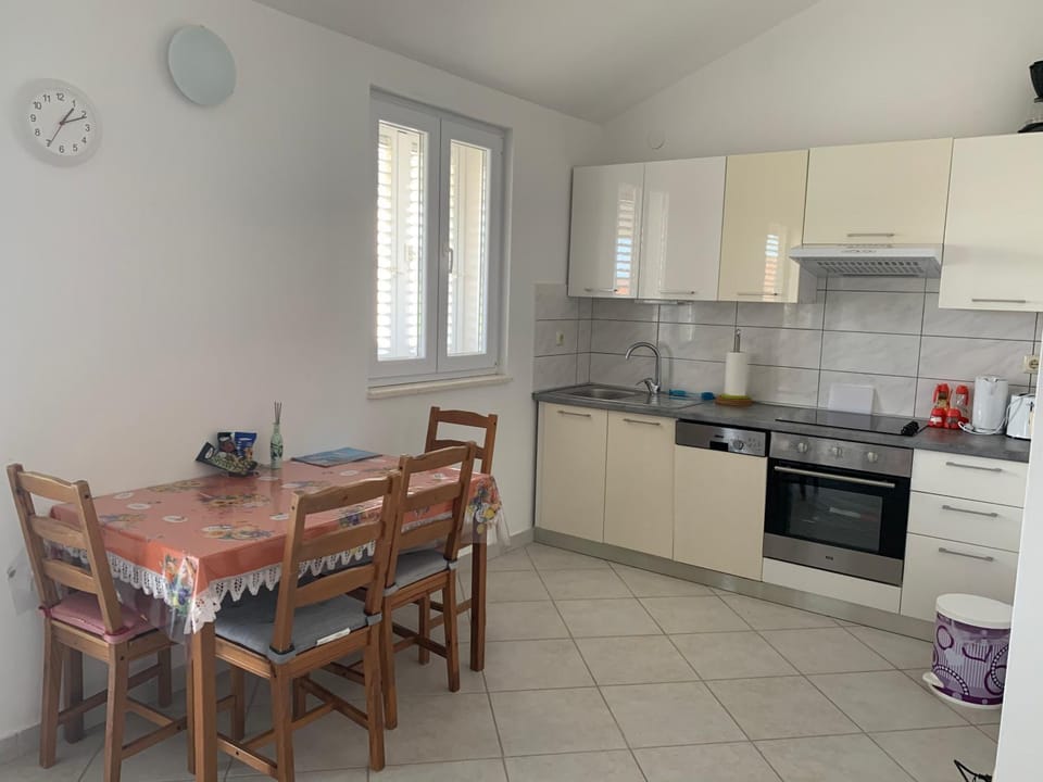 Kitchen or kitchenette, Dining area, Communal kitchen