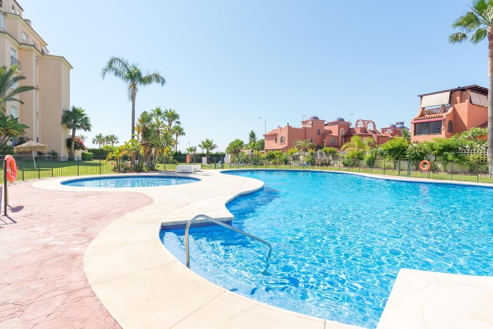 BOHO CHIC- Beachfront - Free bikes - Salt water pool Apartment in Torremolinos