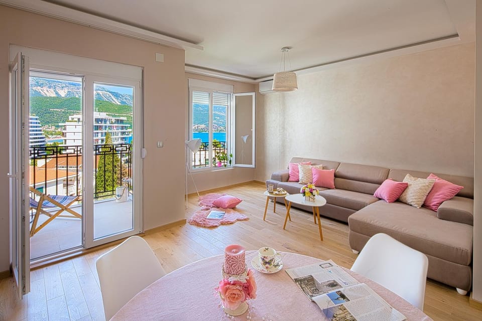 Balcony/Terrace, Living room, Seating area, Dining area, City view, Mountain view, Sea view