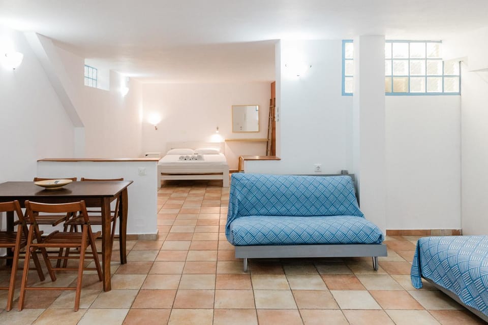 Bed, Living room, Photo of the whole room, Seating area, Dining area