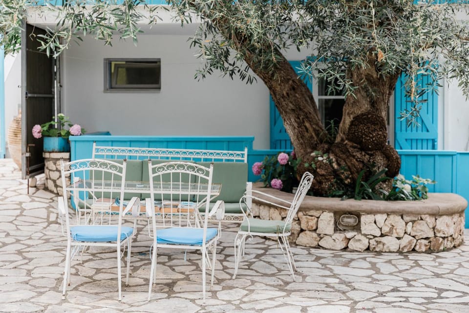 Day, Garden, Living room, Seating area, Dining area
