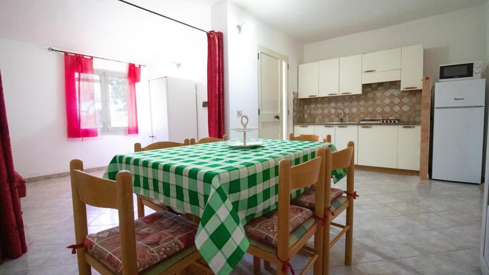 Dining area, kitchen