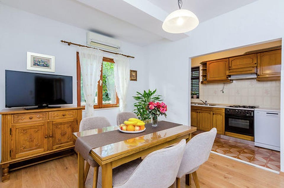 TV and multimedia, Living room, Seating area, Dining area