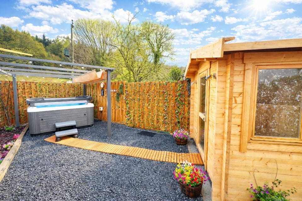 Spring, Day, Natural landscape, Garden, Hot Tub, Garden view