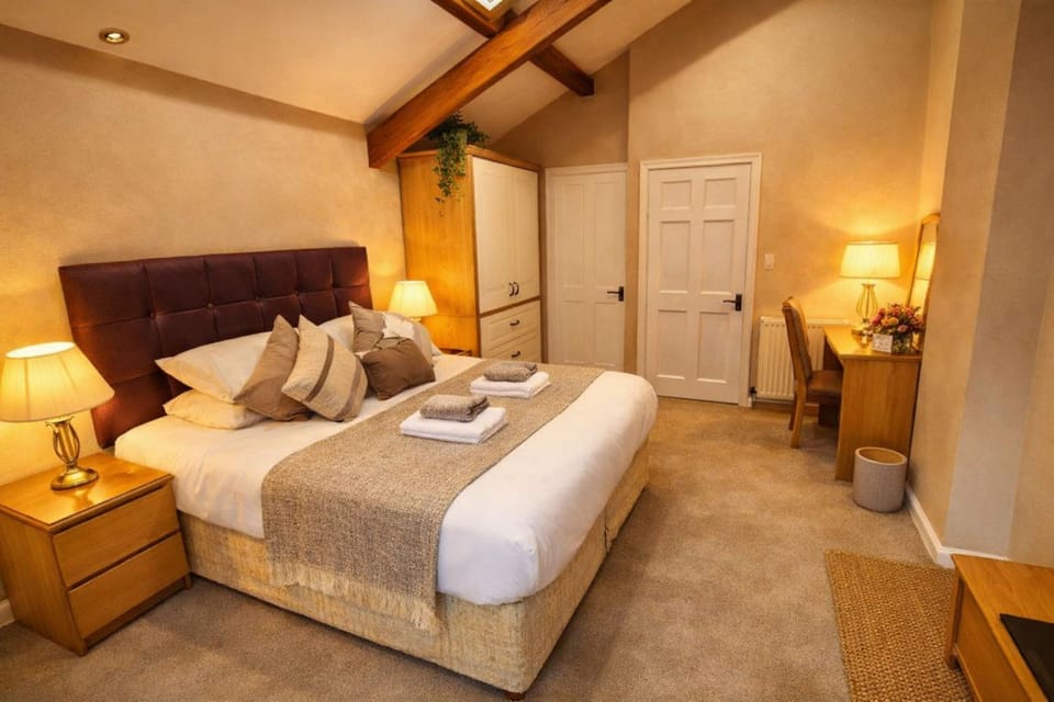 Bed, Photo of the whole room, Seating area, Bedroom, towels