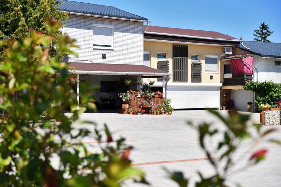 Property building, Summer, On site, Parking