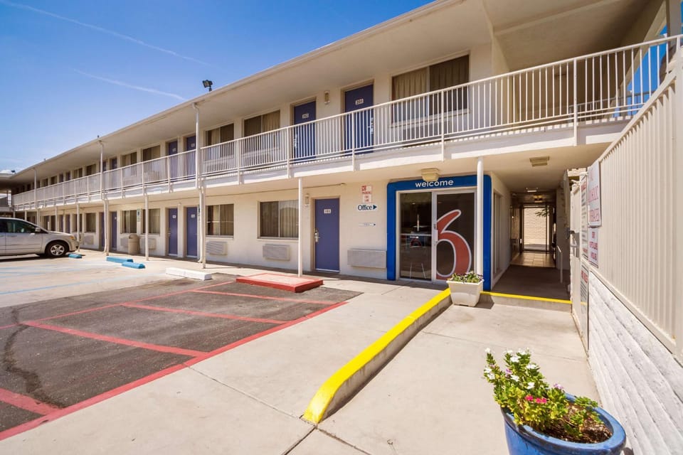 Property building, Facade/entrance, Day, On site, Time of day