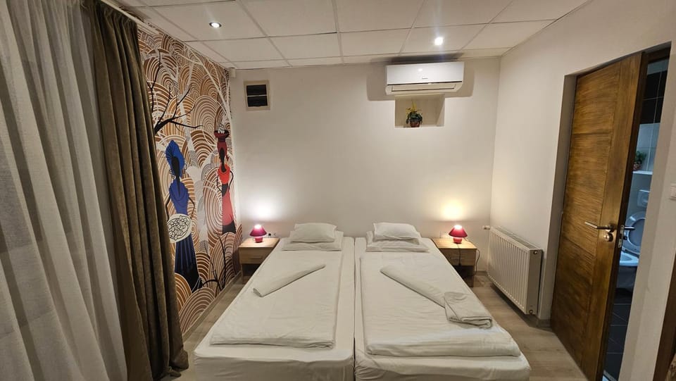 Bed, Photo of the whole room, Bedroom, air conditioner
