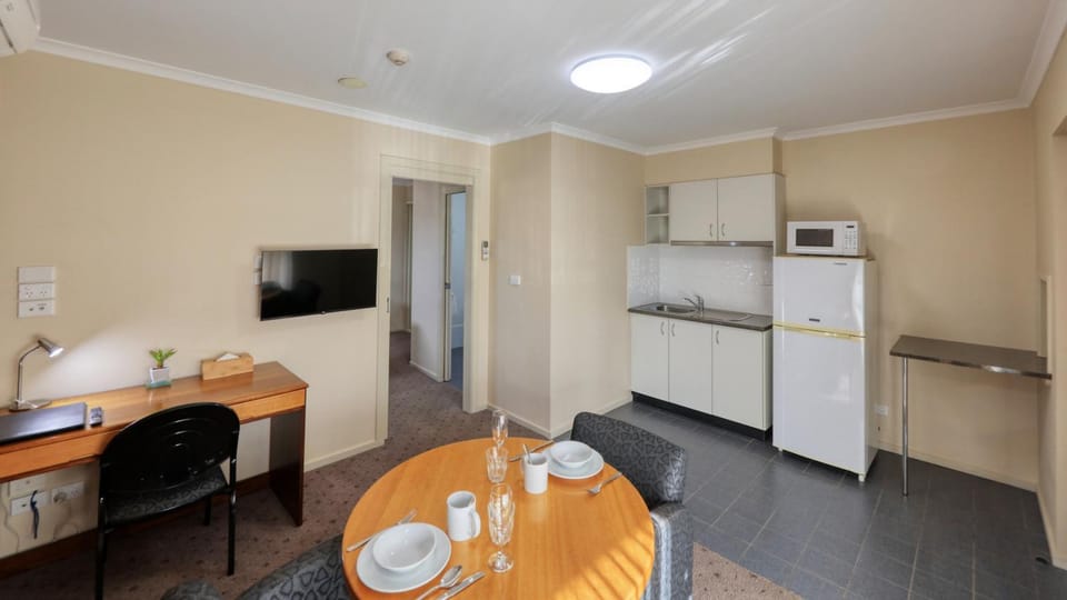 Kitchen or kitchenette, minibar