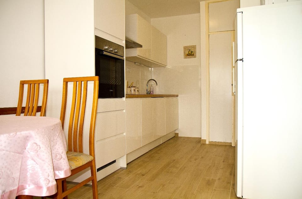 Kitchen or kitchenette, Dining area, Communal kitchen
