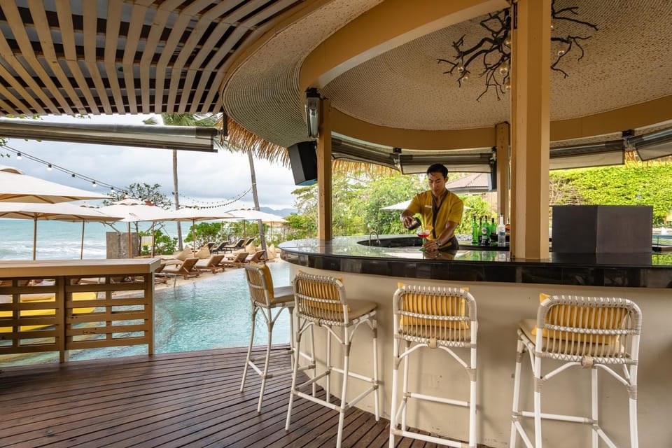 Lounge or bar, Pool view