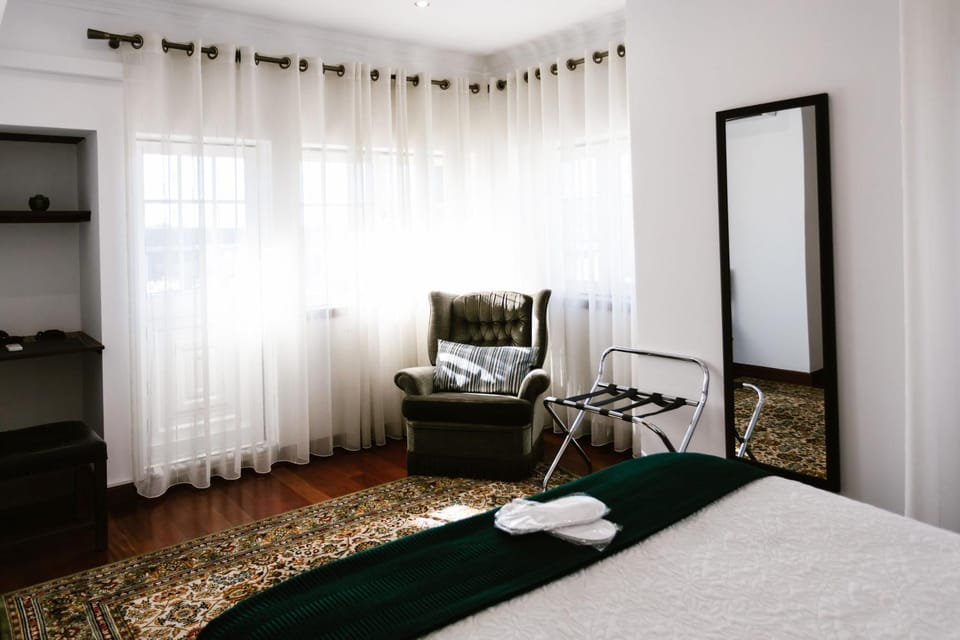 Photo of the whole room, Seating area