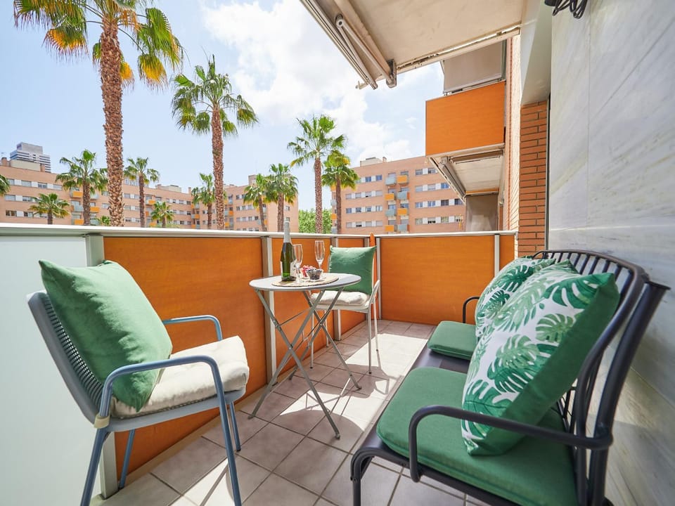 Patio, Day, Balcony/Terrace, locker