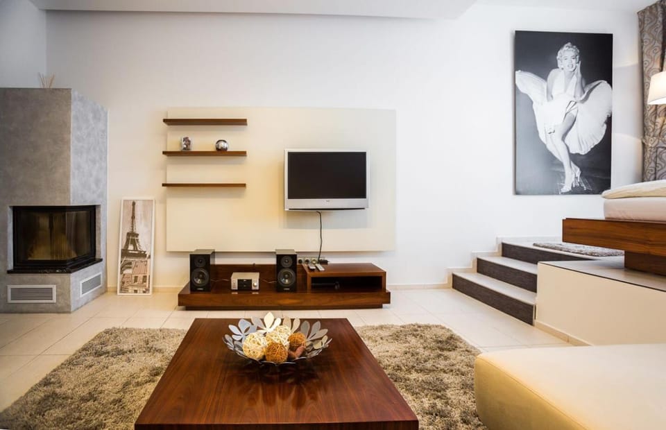 TV and multimedia, Living room, Seating area, Evening entertainment