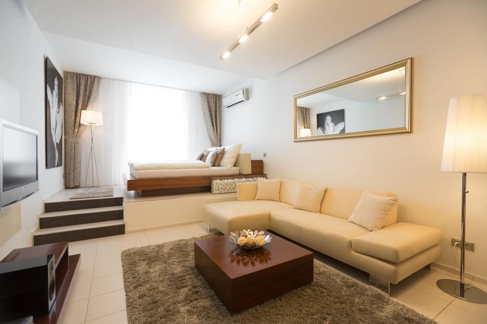 Bed, TV and multimedia, Living room, Photo of the whole room, Seating area, Bedroom