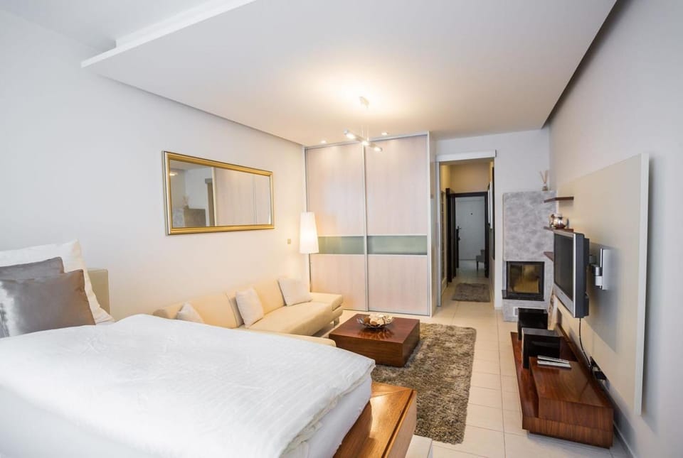 Bed, TV and multimedia, Photo of the whole room, Bedroom