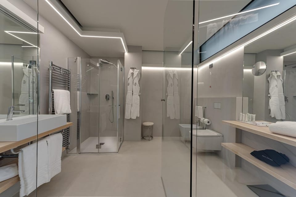 Shower, Toilet, Bathroom, towels