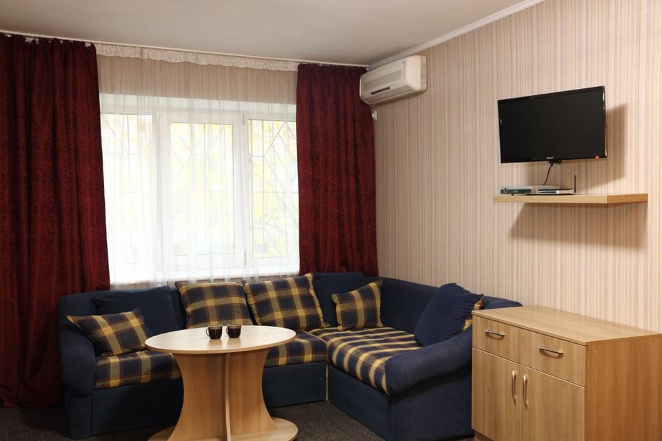 TV and multimedia, Seating area, Bedroom, air conditioner