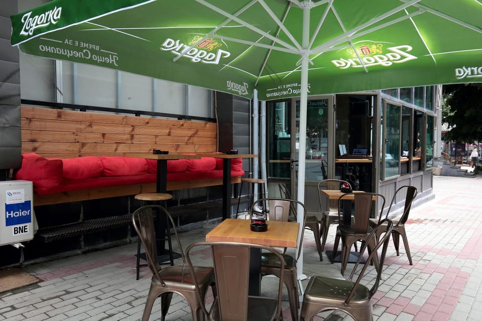 Restaurant/places to eat, Day, Living room, Banquet/Function facilities, Seating area