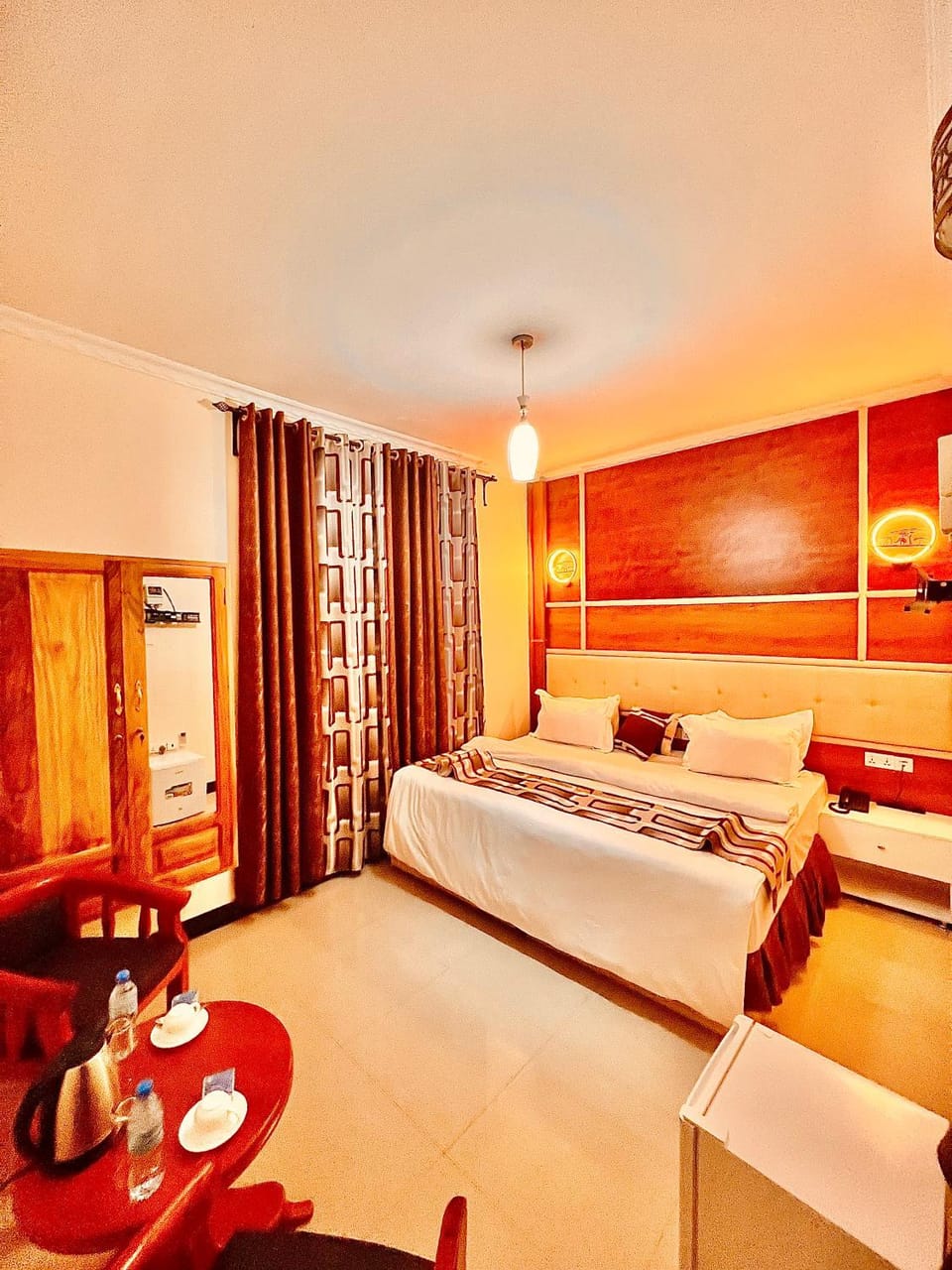 Bed, Photo of the whole room, Seating area, Bedroom