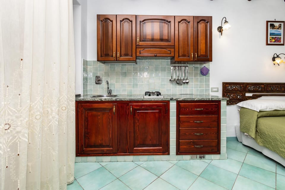 Kitchen or kitchenette, Photo of the whole room, stove