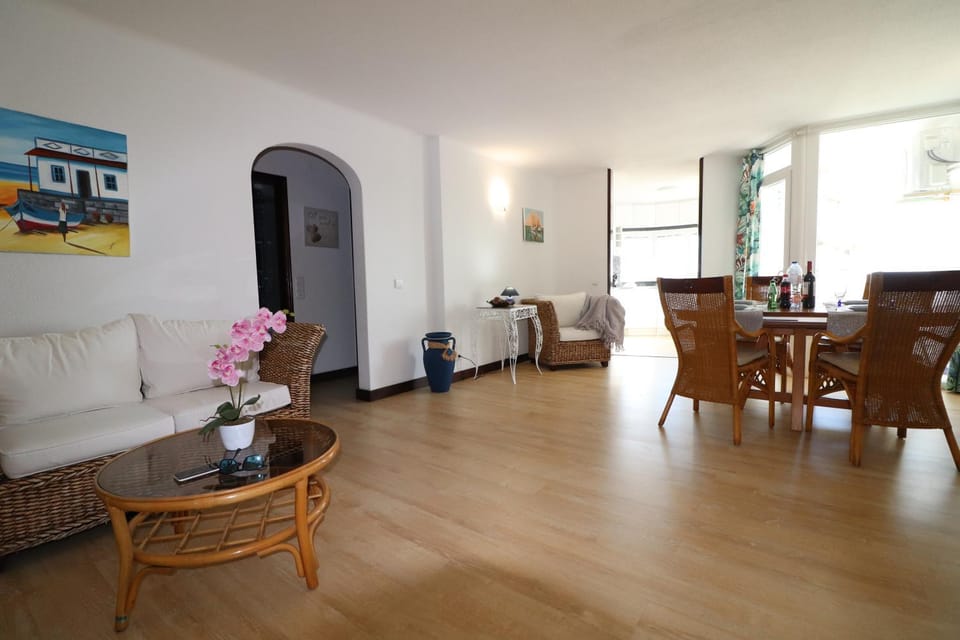 TV and multimedia, Living room, Lounge or bar, Dining area