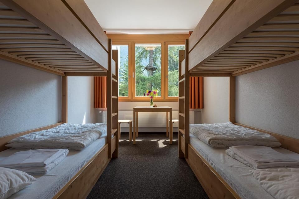 Bedroom, bunk bed