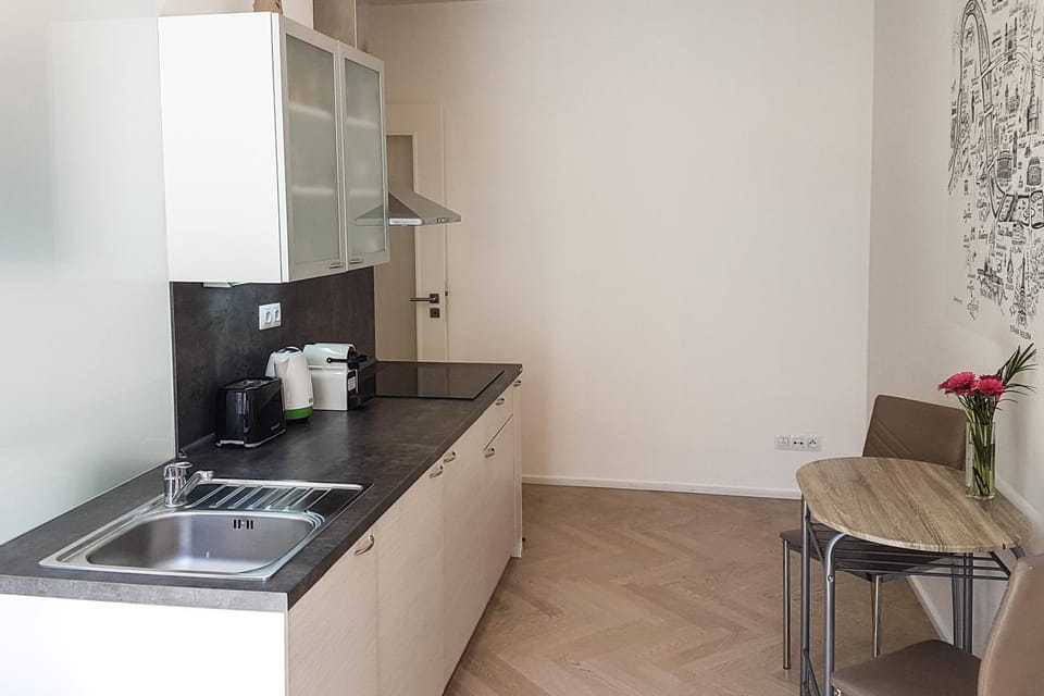 Coffee/tea facilities, Kitchen or kitchenette, Dining area, stove
