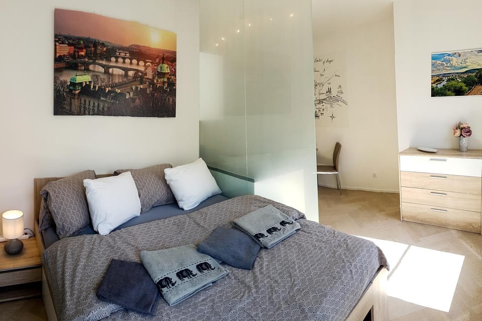Bed, Photo of the whole room, Bedroom, towels