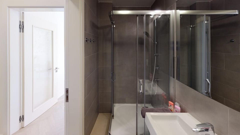 Shower, Toilet, Bathroom, towels